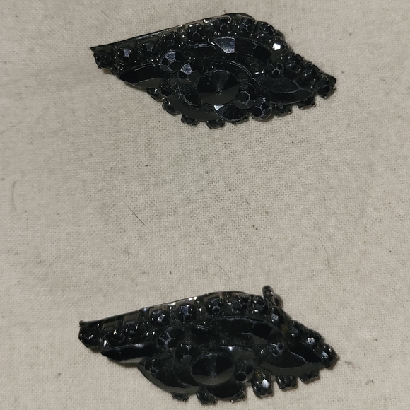 1 Black stoned brooch - Picture 3 of 3